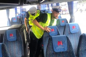 policjanci kontrolują wnętrze autobusu