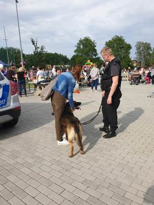 Policjant i pies służbowy