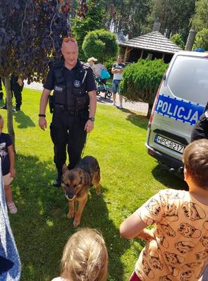 Policjant, pies i dzieci