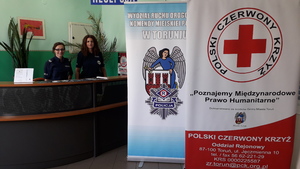 Policjantki w recepcji Komisariatu Policji Toruń-Śródmieście