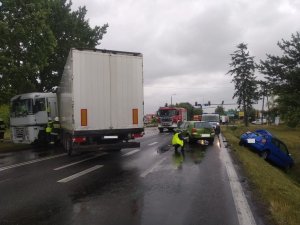 zdjęcia z miejsca zdarzenia na DK 10 w Brzozówce. Pojazd ciężarowy w poprzek drogi, volkswagen golf obok ciężarówki i volkswagen polo w przydrożnym rowie.