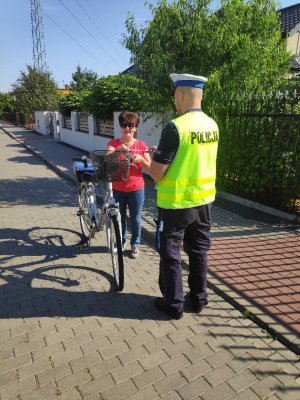 policjantka wręcza rowerzystce odblask