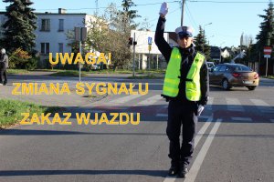 policjant kierujący ruchem