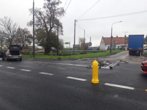 zdjęcie z wypadku, porozbijane auta stoją na drodze