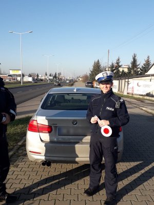 policjanci przy drodze stoją przy radiowozie, fot. KMP Włocławek