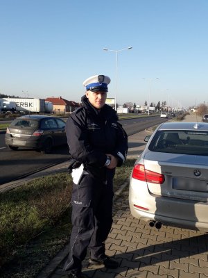 policjanci przy drodze stoją przy radiowozie, fot. KMP Włocławek