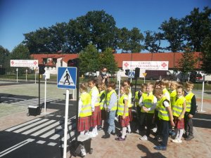 Dzieci ze szkoły Salezjańskiej z Torunia podczas rozdania kamizelek odblaskowych w Caritas Diecezji Toruńskie.j