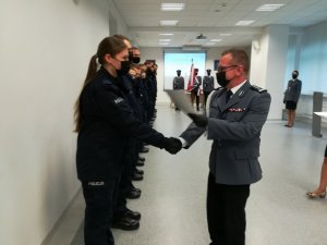 Uroczystość ślubowania policjantów w Komendzie Miejskiej Policji w Toruniu, wręczanie policjantkom i policjantom aktów nominacyjnych.