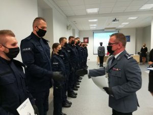 Uroczystość ślubowania policjantów w Komendzie Miejskiej Policji w Toruniu,  wręczanie policjantkom i policjantom aktów nominacyjnych.