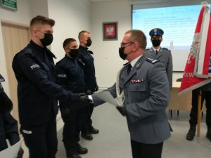 Uroczystość ślubowania policjantów w Komendzie Miejskiej Policji w Toruniu, wręczanie policjantkom i policjantom aktów nominacyjnych.