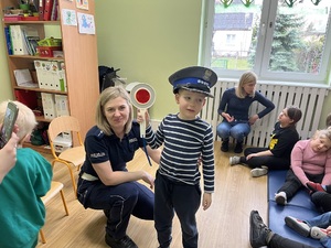Policjantka z przedszkolakiem