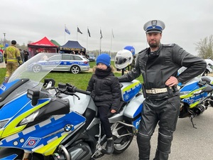 Policjant z dzieckiem na motocyklu