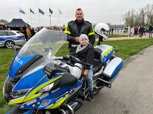 Policjant z dzieckiem na motocyklu