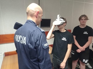 Uczniowie z okularami VR