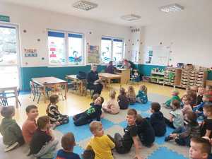 spotkanie policjantki z przedszkolakami w sali lekcyjnej